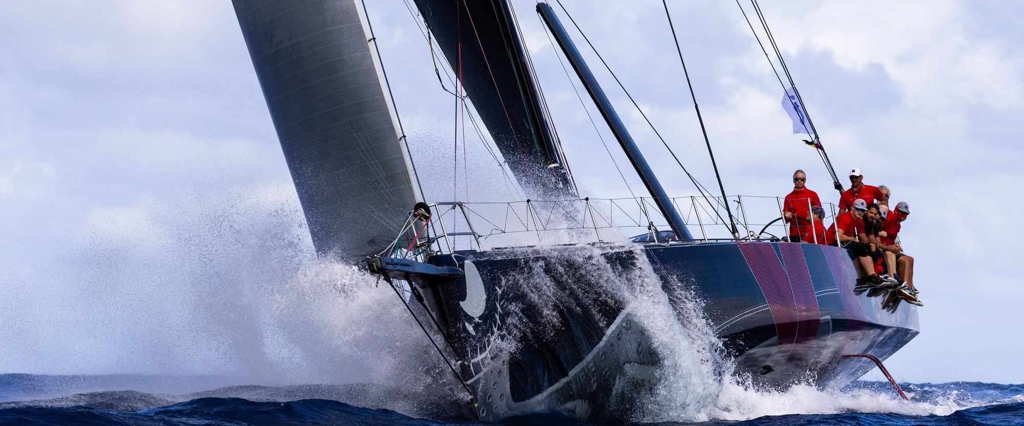 Il Mostro, Volvo Open 70, sous voiles au portant en pleine mer