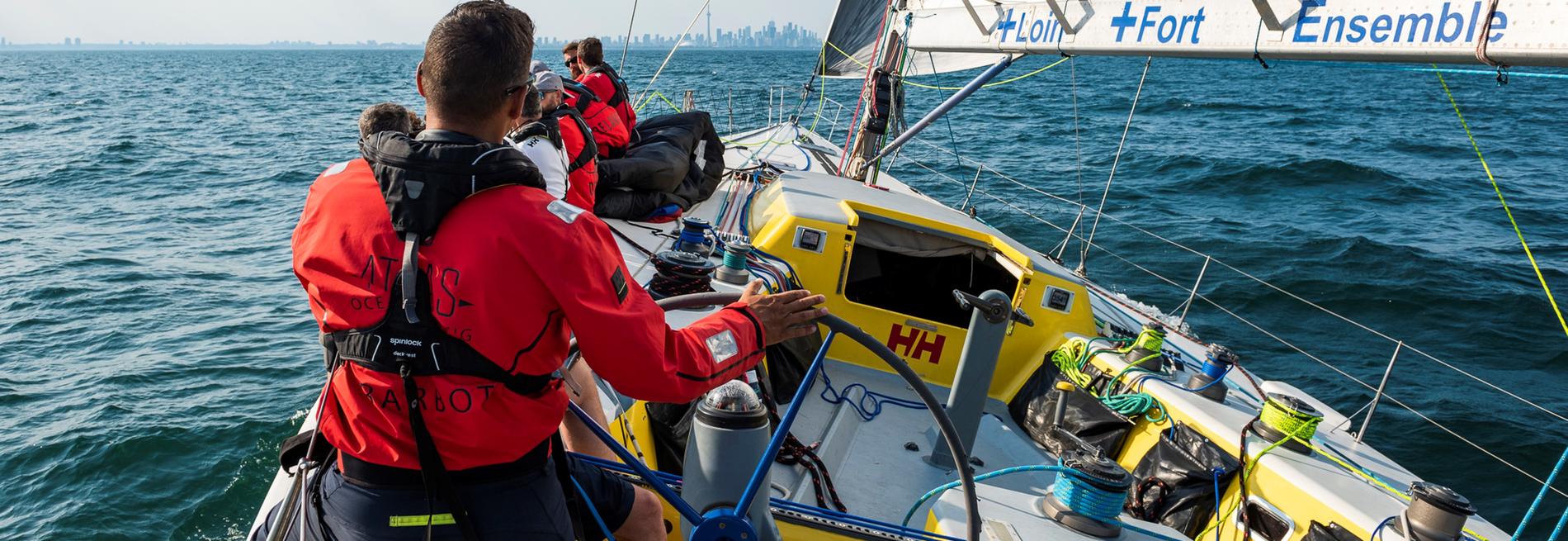 À la barre d’Esprit de Corps III sur le lac Ontario, Toronto à l’horizon