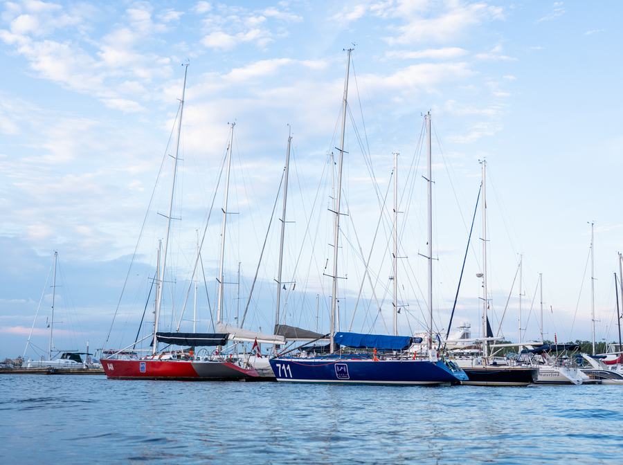 Esprit de Corps 1 et 2 à quai au crépuscule