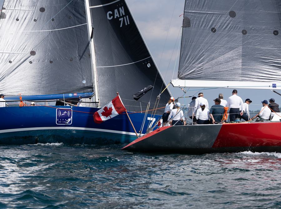Esprit de Corps 1 et 2 bord à bord en régate sur le lac Ontario
