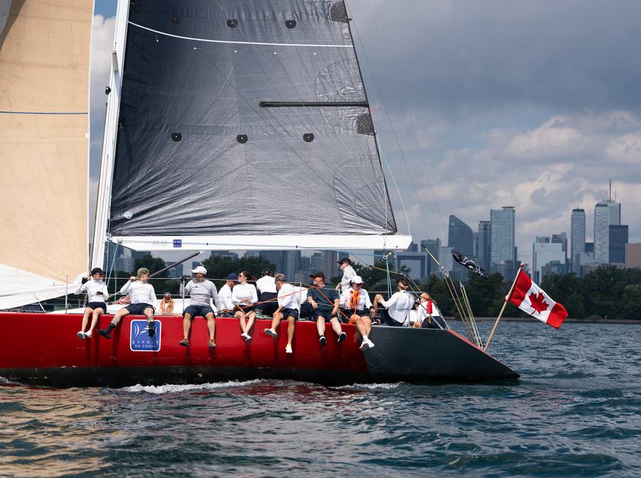Esprit de Corps au près devant la ligne d’horizon de Toronto
