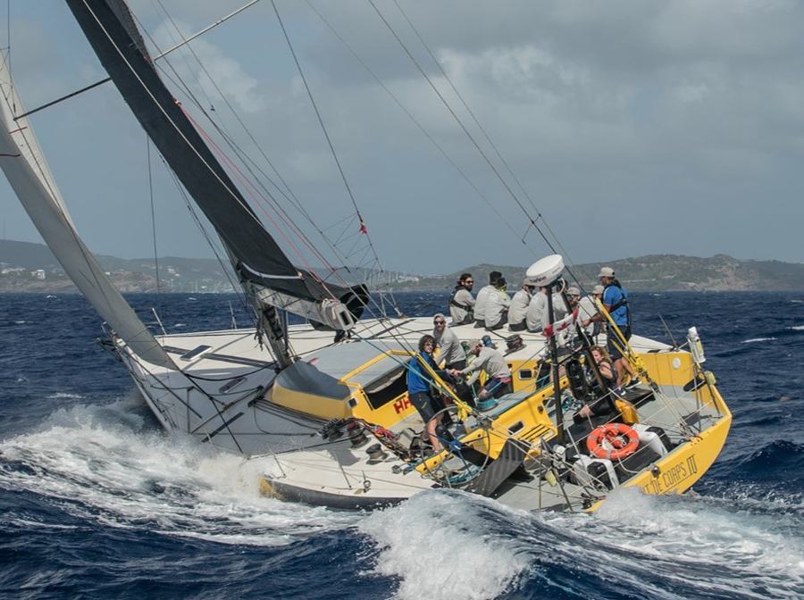 Esprit de Corps III dans la brise le long de la côte