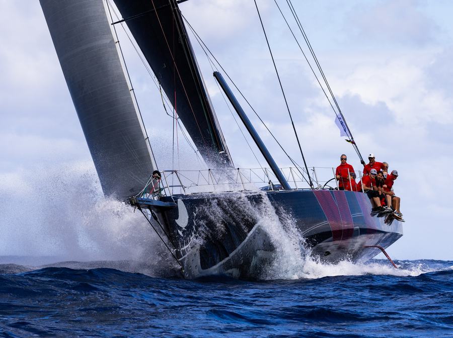 Il Mostro, étrave dans la vague, l’équipage au rappel
