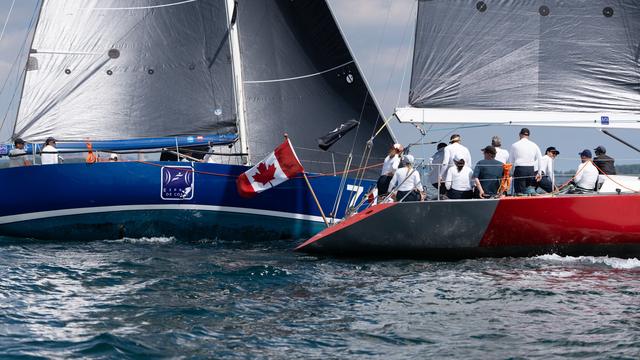 Deux bateaux bord à bord en course